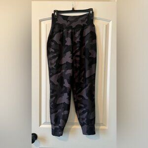 Old Navy Size Medium Powersoft Active High Rise Jogger Women’s Black Gray Camo